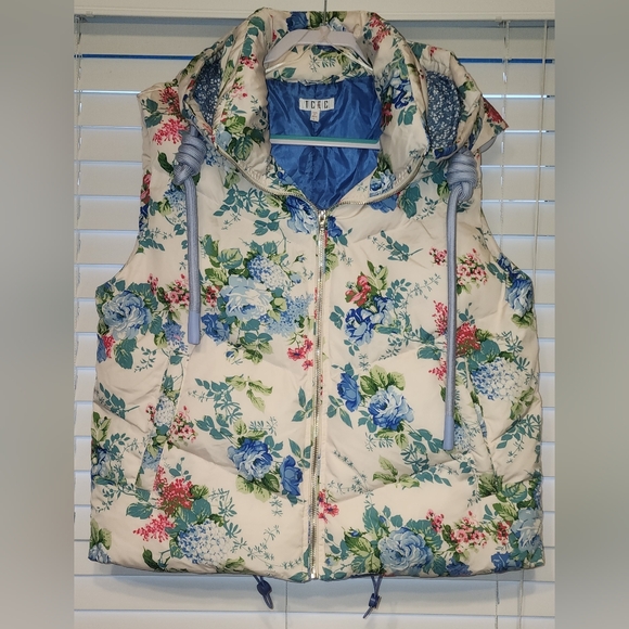 Blue Floral Quilted Vest With Hood. Size Large. - Picture 3 of 9
